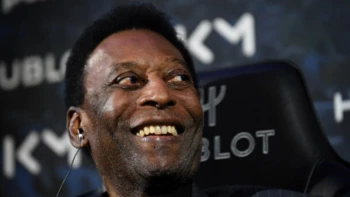 Pelé regresa a Brasil tras su hospitalización en París Pelé regresa a Brasil tras su hospitalización en París