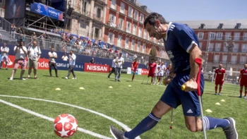 Leyendas del fútbol amenizan Madrid el día antes de la final de la Champions Leyendas del fútbol amenizan Madrid el día antes de la final de la Champions