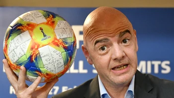 Presidente de la FIFA desata risas a nivel mundial por córner mal ejecutado Presidente de la FIFA desata risas a nivel mundial por córner mal ejecutado