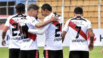 Nacional goleó a Royal Pari que se quedó sin premio internacional Nacional goleó a Royal Pari que se quedó sin premio internacional