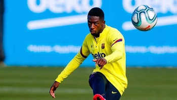 El delantero del Barça Dembélé se retira del entrenamiento con "fatiga muscular" El delantero del Barça Dembélé se retira del entrenamiento con "fatiga muscular"