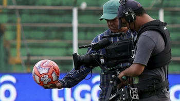 Bróker pide un poder y 90 días para vender derechos de TV Bróker pide un poder y 90 días para vender derechos de TV