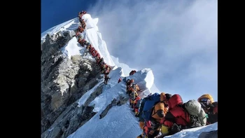 Atasco en el Everest: El día en que hubo que hacer fila para alcanzar la cima de la montaña más alta del mundo y murieron varios escaladores Atasco en el Everest: El día en que hubo que hacer fila para alcanzar la cima de la montaña más alta del mundo y murieron varios escaladores