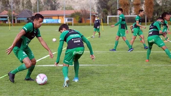 Blooming y Oriente enviaron pasajes para que sus jugadores se retiren hoy de la concentración de la selección Blooming y Oriente enviaron pasajes para que sus jugadores se retiren hoy de la concentración de la selección
