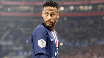 Neymar no pudo abrir su Ferrari por el frío en París Neymar no pudo abrir su Ferrari por el frío en París