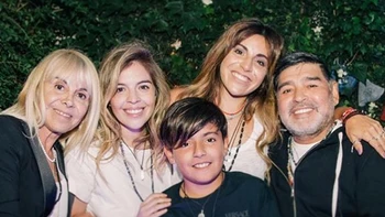 La familia Maradona volvió a reunirse en una tierna foto La familia Maradona volvió a reunirse en una tierna foto