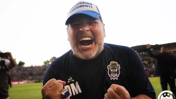 Gimnasia ganó, y Diego Maradona se cayó, festejó y lloró Gimnasia ganó, y Diego Maradona se cayó, festejó y lloró