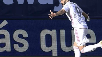 El Real Madrid se pone líder con su triunfo en campo del Levante El Real Madrid se pone líder con su triunfo en campo del Levante