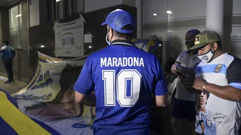 "¡Diego vive!": alivio y alegría entre hinchas tras exitosa operación de Maradona "¡Diego vive!": alivio y alegría entre hinchas tras exitosa operación de Maradona