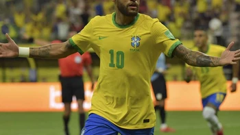 Brasil golea a Uruguay en Manaos con la magia de Neymar y Rapinha (4-1) Brasil golea a Uruguay en Manaos con la magia de Neymar y Rapinha (4-1)