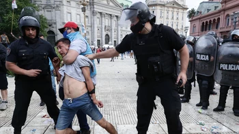 Incidentes alrededor de sede de Gobierno argentino en despedida a Maradona Incidentes alrededor de sede de Gobierno argentino en despedida a Maradona