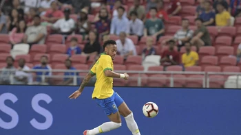 Neymar deja entrenamiento de Brasil y es duda para debut ante Bolivia Neymar deja entrenamiento de Brasil y es duda para debut ante Bolivia