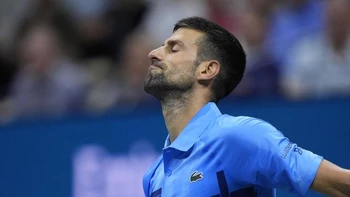 Djokovic se derrumba en otra noche de locura en el Abierto de EEUU Djokovic se derrumba en otra noche de locura en el Abierto de EEUU