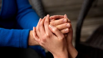 Prevención del suicidio: el apoyo de la familia y amigos puede hacer la diferencia Prevención del suicidio: el apoyo de la familia y amigos puede hacer la diferencia
