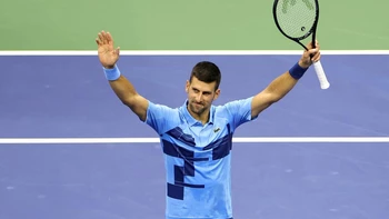 Djokovic resiste en el US Open tras abandono de Djere y supera a Federer en victorias Djokovic resiste en el US Open tras abandono de Djere y supera a Federer en victorias