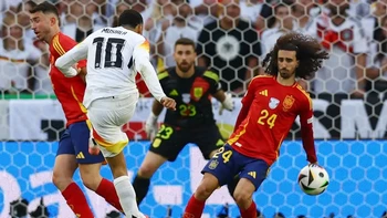 La UEFA reconoce que la mano de Cucurella no sancionada fue un error La UEFA reconoce que la mano de Cucurella no sancionada fue un error
