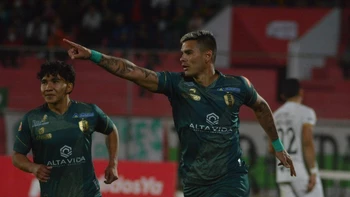 Real Tomayapo se impuso a Real Santa Cruz (2-1) y trepó al tercer lugar Real Tomayapo se impuso a Real Santa Cruz (2-1) y trepó al tercer lugar