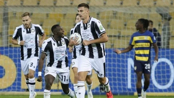 Udinese, nuevo líder del fútbol italiano tras remontar ante el Parma Udinese, nuevo líder del fútbol italiano tras remontar ante el Parma