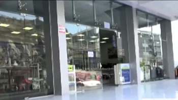 Rompen la puerta de vidrio de un negocio y se llevan más de 30 celulares Rompen la puerta de vidrio de un negocio y se llevan más de 30 celulares