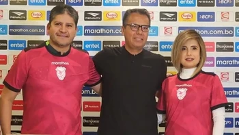 La selección boliviana presentó su camiseta en apoyo al cáncer de mama La selección boliviana presentó su camiseta en apoyo al cáncer de mama