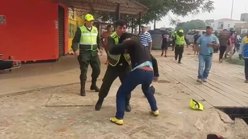 Un policía se agarró a golpes con un motociclista en Montero Un policía se agarró a golpes con un motociclista en Montero