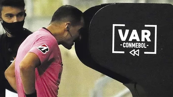 Árbitros no deben estar tan pendientes del VAR Árbitros no deben estar tan pendientes del VAR