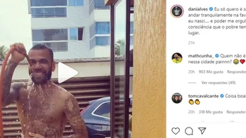 El baño de humildad de Dani Alves (video) El baño de humildad de Dani Alves (video)