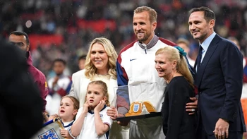 Harry Kane recibió una gorra dorada por su partido 100 con Inglaterra Harry Kane recibió una gorra dorada por su partido 100 con Inglaterra