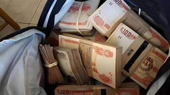 La Paz: arrestan a dos sujetos con Bs 5 millones en un vehículo La Paz: arrestan a dos sujetos con Bs 5 millones en un vehículo