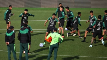 Bolivia cerró prácticas en el estadio donde jugará con Chile y Villegas agradeció el apoyo (video) Bolivia cerró prácticas en el estadio donde jugará con Chile y Villegas agradeció el apoyo (video)