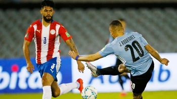 Uruguay recibe a un urgido Paraguay en duelo de premundial con adiós de Suárez Uruguay recibe a un urgido Paraguay en duelo de premundial con adiós de Suárez