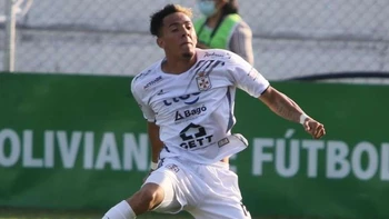Real Santa Cruz se impuso (2-1) a Royal Pari con dos goles de Reyes Real Santa Cruz se impuso (2-1) a Royal Pari con dos goles de Reyes