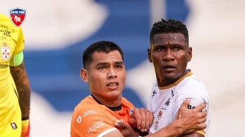 Real Santa Cruz y Royal Pari empataron 1-1 y se estancan en la zona baja de la tabla (video) Real Santa Cruz y Royal Pari empataron 1-1 y se estancan en la zona baja de la tabla (video)