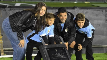 Una marea humana despidió a Luis Suárez en el Centenario: "Sos historia viva" Una marea humana despidió a Luis Suárez en el Centenario: "Sos historia viva"