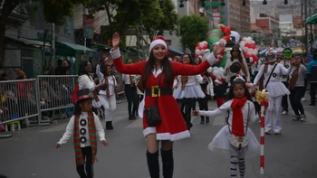 Paz y Esperanza , el desfile navideño que llena de color y alegría a los paceños Paz y Esperanza , el desfile navideño que llena de color y alegría a los paceños