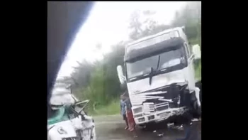 Colisión entre minibús y tráiler deja un muerto y tres heridos en Villa Tunari Colisión entre minibús y tráiler deja un muerto y tres heridos en Villa Tunari