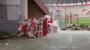 Reemplazan butacas en malas condiciones del estadio de Villa Ingenio Reemplazan butacas en malas condiciones del estadio de Villa Ingenio
