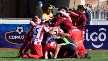 Independiente venció (2-1) a Bolívar y no le pierde pisada al líder del torneo Independiente venció (2-1) a Bolívar y no le pierde pisada al líder del torneo