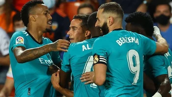 Vinicius y Benzema remontan ante el Valencia y el Real Madrid es líder Vinicius y Benzema remontan ante el Valencia y el Real Madrid es líder
