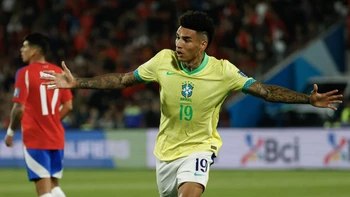 Brasil hunde a Chile y toma aire con goles de dos delanteros del Botafogo Brasil hunde a Chile y toma aire con goles de dos delanteros del Botafogo