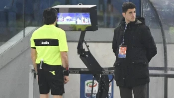 La Lazio pide eliminar el VAR tras el puñetazo no revisado de Douglas Luiz a Patric La Lazio pide eliminar el VAR tras el puñetazo no revisado de Douglas Luiz a Patric
