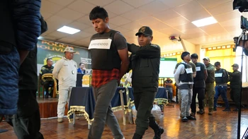 Concejal de Mairana y otras 16 personas son enviados a la cárcel sindicados de bloquear la ruta a los Valles Cruceños Concejal de Mairana y otras 16 personas son enviados a la cárcel sindicados de bloquear la ruta a los Valles Cruceños