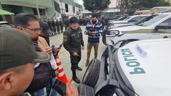 Policía afirma que bloqueadores usaron francotiradores para frenar contingente policial y perforar seis vehículos Policía afirma que bloqueadores usaron francotiradores para frenar contingente policial y perforar seis vehículos