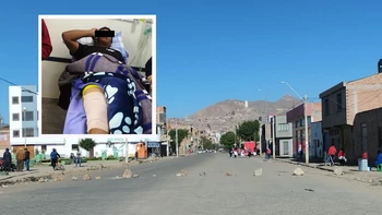 Choferes bloquean Oruro y apuñalan a un motociclista; hay dos aprehendidos Choferes bloquean Oruro y apuñalan a un motociclista; hay dos aprehendidos