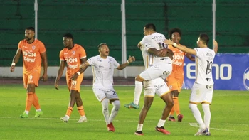 Real Santa Cruz derrota a Royal Pari en un duelo clave por la permanencia Real Santa Cruz derrota a Royal Pari en un duelo clave por la permanencia