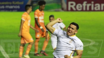 En Real Santa Cruz consideran que el triunfo frente a Royal Pari fue de seis puntos<br />
En Real Santa Cruz consideran que el triunfo frente a Royal Pari fue de seis puntos<br />