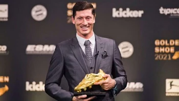 Lewandowski recibe la Bota de Oro, con agradecimiento a su esposa Lewandowski recibe la Bota de Oro, con agradecimiento a su esposa