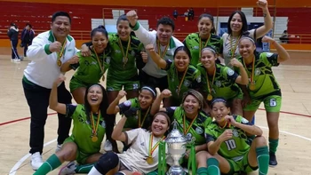 Santa Cruz se alzó con el título del Nacional de Selecciones Mayores Femenino de Futsal Santa Cruz se alzó con el título del Nacional de Selecciones Mayores Femenino de Futsal