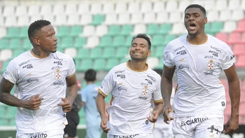 Con la moral alta: Real Santa Cruz se enfrenta a Universitario<br />
Con la moral alta: Real Santa Cruz se enfrenta a Universitario<br />