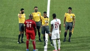 Vicepresidente de Surinam, de 60 años, jugó un partido oficial de la Concacaf Vicepresidente de Surinam, de 60 años, jugó un partido oficial de la Concacaf
